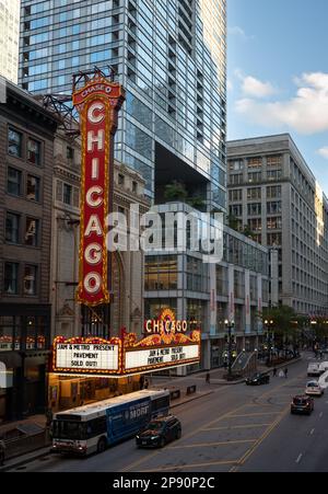 Eine vertikale Aufnahme des Chicagoer Theaters an einer belebten Straßenecke Stockfoto