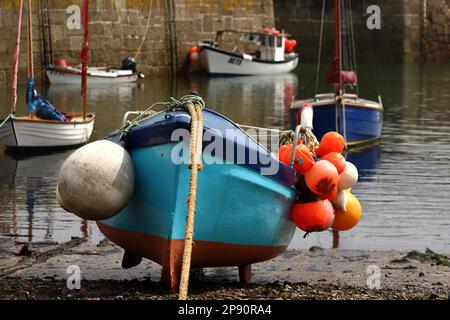 Kleine Fischerboote im Hafen von Mousehole, Cornwall, Vereinigtes Königreich Stockfoto