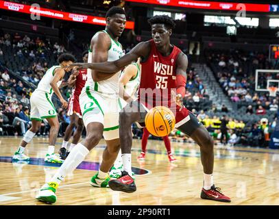 März 09 2023 Las Vegas, NV, USA Washington State Forward Mouhamed Gueye (35) geht beim NCAA Pac 12 Männer Basketball Tournament Quarterfinals zwischen Oregon Ducks und den Washington State Cougars auf den Basketball. Oregon besiegte Washington State 75-70 in der T Mobile Arena Las Vegas, NV. Thurman James/CSM Stockfoto