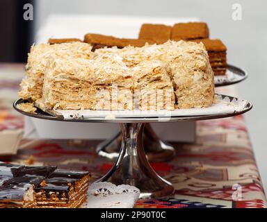 Mehrlagiger Blätterkuchen auf dem Patisserie Stand auf dem Bauernmarkt in Prag. Keine Menschen, keine KI. Stockfoto