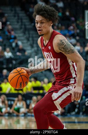 März 09 2023 Las Vegas, NV, USA Washington State Forward DJ Rodman (11) geht beim NCAA Pac 12 Männer Basketball Tournament Quarterfinals zwischen Oregon Ducks und den Washington State Cougars auf den Basketball. Oregon besiegte Washington State 75-70 in der T Mobile Arena Las Vegas, NV. Thurman James/CSM Stockfoto