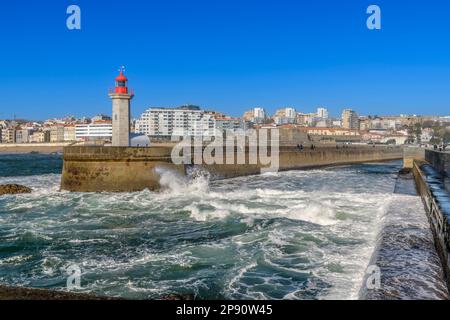 Der Leuchtturm Farolim de Felgueiras endet an der Promenade Praia das Pastoras in Porto. Der Leuchtturm befindet sich dort, wo der Fluss Douro auf den Atlantik trifft. Stockfoto