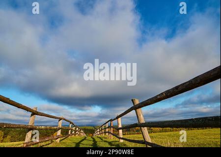 Die Straße zum Gipfel des Berges ist mit Holzgeländern eingezäunt Stockfoto