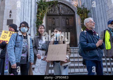 New York, Usa. 09. März 2023. Demonstranten mit Plakaten versammeln sich vor der Saint Patrick Cathedral, um gegen den geplanten Cop City zu protestieren, der in einem Atlanta-Wald in New York City gebaut wird. COP City, eine riesige Polizeiausbildungseinrichtung, die auf einem Waldgebiet im Raum Atlanta, Georgia, im Bau ist, ist zu einem Schwerpunkt der Demonstrationen geworden, die der Entwicklung in einem der unberührtesten Wälder des Bundesstaates entgegenstehen. Das $90-Millionen-Dollar-Ausbildungszentrum soll die Polizei in militarisierter städtischer Kriegsführung ausbilden. (Foto: Ron Adar/SOPA Images/Sipa USA) Guthaben: SIPA USA/Alamy Live News Stockfoto