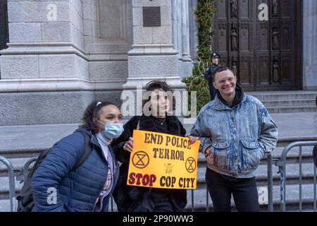 New York, Usa. 09. März 2023. Demonstranten versammeln sich vor der Saint Patrick Cathedral, um gegen die geplante Cop City zu protestieren, die in einem Atlanta Wald in New York City gebaut wird. COP City, eine riesige Polizeiausbildungseinrichtung, die auf einem Waldgebiet im Raum Atlanta, Georgia, im Bau ist, ist zu einem Schwerpunkt der Demonstrationen geworden, die der Entwicklung in einem der unberührtesten Wälder des Bundesstaates entgegenstehen. Das $90-Millionen-Dollar-Ausbildungszentrum soll die Polizei in militarisierter städtischer Kriegsführung ausbilden. (Foto: Ron Adar/SOPA Images/Sipa USA) Guthaben: SIPA USA/Alamy Live News Stockfoto