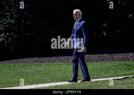 Washington, USA. 9. März 2023. USA Präsident Joe Biden geht am 9. März 2023 über den South Lawn, um an Bord von Marine One im Weißen Haus in Washington, DC, USA zu gehen. USA Präsident Joe Biden kündigte seinen Haushaltsvorschlag für das nächste Geschäftsjahr am Donnerstag an.GEMEINSAM MIT „Biden kündigt den Haushaltsplan für das Geschäftsjahr 2024 an“ Kreditlinie: Ting Shen/Xinhua/Alamy Live News Stockfoto