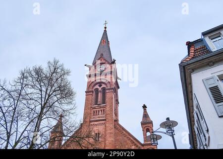 Die neoromaneske katholische Pfarrkirche St. John Nepomuk in der Stadt Neckargemünd, Baden-Württemberg, Deutschland, Europa. Stockfoto