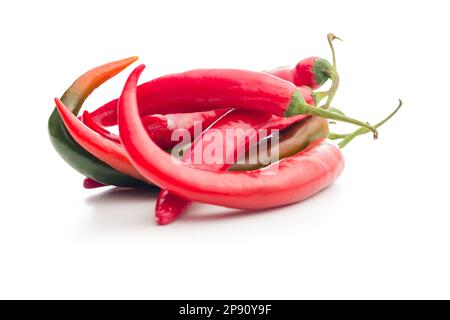 Rote Chili-Paprika. Heiße Gewürzpaprika, isoliert auf weißem Hintergrund. Stockfoto