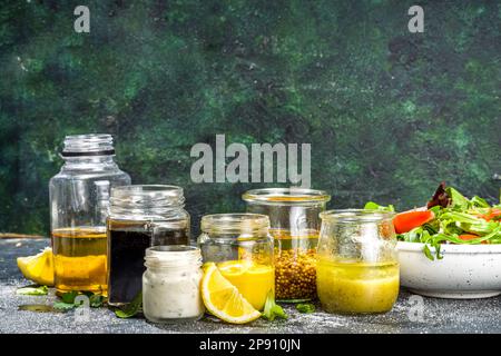 Verschiedene hausgemachte Salatdressings. Set mit verschiedenen Salatsoßen, Öl, Vinaigrette, Senf, Mayonnaise, ranch, Balsamico, Soja, Joghurtdressings Stockfoto