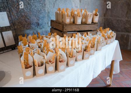 Catering-Hochzeitsbuffet im luxuriösen Restaurant mit Brotstangen und Häppchen mit Gemüse Stockfoto