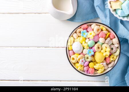 Frühstück osterhase Trail Mix. Bunte Frühstückszerealien und Flocken, mit Schokoladeneiern, Marshmallow, Zuckerstreuseln, Snacks. Süßes Haus Stockfoto