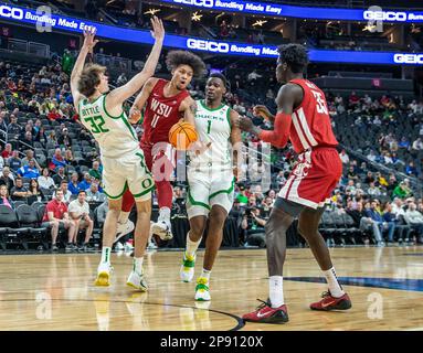 März 09 2023 Las Vegas, NV, USA Washington State Forward DJ Rodman (11) versucht, den Ball beim NCAA Pac 12 Männer Basketball Tournament Quarterfinale zwischen Oregon Ducks und den Washington State Cougars zu spielen. Oregon besiegte Washington State 75-70 in der T Mobile Arena Las Vegas, NV. Thurman James/CSM Stockfoto