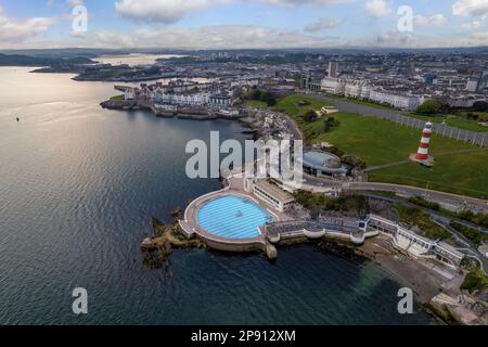 Plymouth Hoe, Smeaton's Tower & Tinside Lido, Plymouth, Devon Luftpanorama Foto Stockfoto