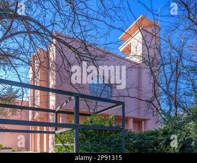 Serralves Villa, ein rosafarbenes Herrenhaus im Art déco-Stil aus den 1930er Jahren mit einem Museum für zeitgenössische Kunst und einem großen Grundstück in Serralves, am Stadtrand von Porto, Portugal. Stockfoto