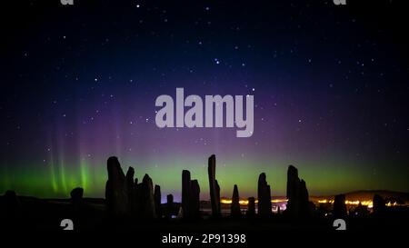 Dieses Bild wurde im August 2022 aufgenommen, als die Nordlichter vom Callanish (I) Stone Circle aus in einer Zeit des klaren Himmels sichtbar wurden. Stockfoto