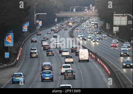 Ein Blick auf den Verkehr entlang der Autobahn M3 zwischen den Abzweigungen 3 und 4 in Surrey Stockfoto
