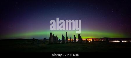 Dieses Bild wurde im August 2022 aufgenommen, als die Nordlichter vom Callanish (I) Stone Circle aus in einer Zeit des klaren Himmels sichtbar wurden. Stockfoto