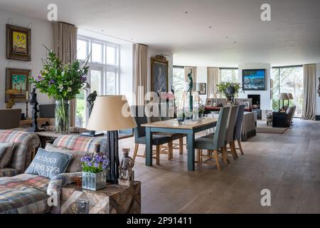 Geräumige, offen gestaltete Wohn- und Esszimmer im neu erbauten Cotswolds Haus Stockfoto