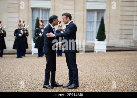 Paris, Frankreich. 10. März 2023. Der französische Präsident Emmanuel Macron und der britische Premierminister Rishi Sunak vor einem Treffen anlässlich des bilateralen Gipfeltreffens zwischen Frankreich und Großbritannien am 10. März 2023 im Elysépalast am 36. März. Foto: Eliot Blondet/ABACAPRESS.COM Kredit: Abaca Press/Alamy Live News Stockfoto