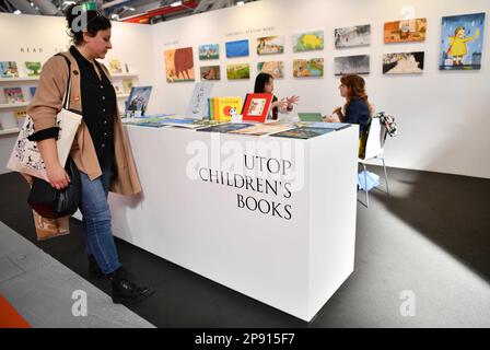 Bologna, Italien. 7. März 2023. Besucher besuchen den Messestand eines chinesischen Verlagshauses auf der Bologna Children's Book Fair in Bologna, Italien, 7. März 2023. ZUM MOTTO „Feature: Chinesische Geschichten gewinnen die Herzen der Verleger auf der Kindermesse in Italien“: Jin Mamengni/Xinhua/Alamy Live News Stockfoto