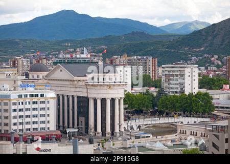 Skopje, Nordmekedonien - Mai 20 2019: Das Archäologische Museum von Mazedonien gegenüber der Brücke der Kulturen, die den Fluss Vardar mit in t überquert Stockfoto