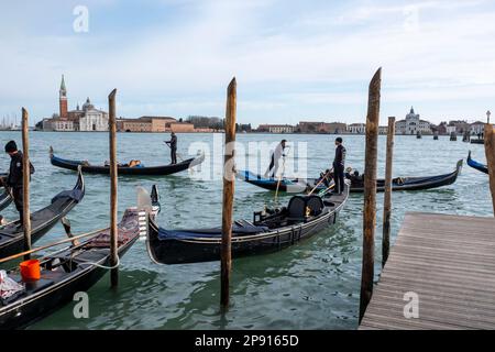 Gondoliere, die auf dem Canal Grande in San Marco, Venedig, Italien arbeiten Stockfoto