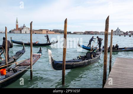 Gondoliere, die auf dem Canal Grande in San Marco, Venedig, Italien arbeiten Stockfoto