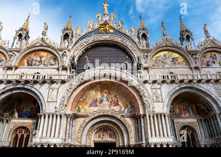 Detail der Fassade der Basilika di San Marco (Markusdom) Piazza San Marco, Venedig, Italien Stockfoto