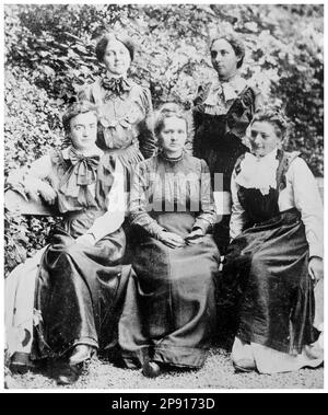 Marie Curie (1867-1934), umgeben von vier ihrer Studenten, Porträtfoto von Bain News Service, 1910-1915 Stockfoto