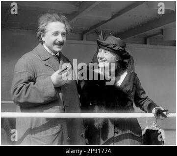 Albert Einstein (1879-1955), in Deutschland geborener theoretischer Physiker, mit seiner Frau Elsa Einstein (1876-1936), Ankunft in New York an Bord der SS Rotterdam, Foto von Bain News Service, 1915-1920 Stockfoto