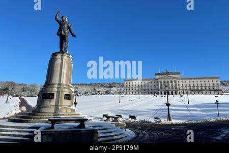 Schnee auf dem Stormont Estate in Belfast, Nordirland. Foto: Freitag, 10. März 2023. Stockfoto