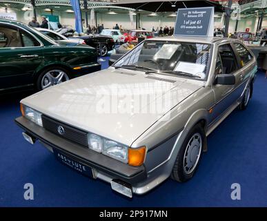 Dreiviertel Vorderansicht eines Volkswagen Scirocco 1,8 GTS aus dem Jahr 1986, ausgestellt am Stand der Absolute Classics, während der London Classic Car Show 2023 Stockfoto