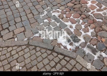 Kopfsteinpflaster in der Altstadt der Stadt Klaipeda, Hafenstadt in Litauen. Klaipeda veranstaltet jedes Jahr eine Sea Fiesta, die Touristen anzieht. Stockfoto