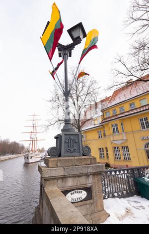 Litauische Flaggen, Klaipeda, Hafenstadt in Litauen. Es gibt eine jährliche Sea Fiesta, die Touristen in die Region zieht und das Schiff Meridianas anlegt. Stockfoto