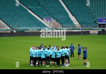 Owen Farrell aus England hält während eines Captain's Run im Twickenham Stadium in London ein Teamgespräch. Foto: Freitag, 10. März 2023. Stockfoto