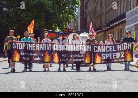 London, Großbritannien. 23. Juli 2022 HS2 Demonstranten. Demonstranten von Just Stop Oil, Extinction Rebellion, Isolate Britain und anderen Gruppen inszenierten einen marsch durch Central London und forderten die Regierung auf, fossile Brennstoffe zu beenden, große Verschmutzer und Milliardäre zu besteuern, alle Häuser zu isolieren und auf das Klima und die Kosten von Lebenskrisen einzuwirken. Stockfoto