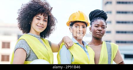 Haben diese Stadt renoviert. Porträt einer Gruppe von selbstbewussten jungen Geschäftsfrauen, die auf einer Baustelle arbeiten. Stockfoto