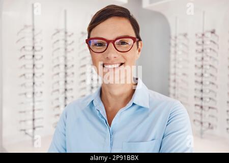 Testen Sie heute Ihre Augen für eine klarere Zukunft. Porträt einer selbstbewussten jungen Frau, die in einer Optometristen-Praxis arbeitet. Stockfoto