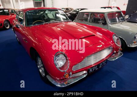 Dreiviertel Vorderansicht eines Red, 1965, Aston Martin DB6, Teil der London Classic Car Auction 2023 in Olympia, London Stockfoto