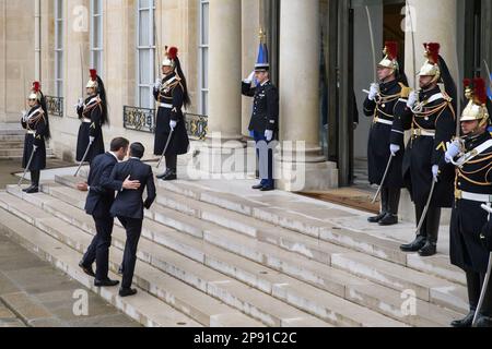 Frankreich (Region) / Paris - 10/3/2023, Julien Mattia / Le Pictorium - 36. Französisch-britischer Gipfel im Elysee-Palast - 10/3/2023 - Frankreich / Ile-de-France (Region) / Paris - Emmanuel Macron begrüßt den britischen Premierminister Rishi Sunak während des 36. Französisch-britischen Gipfels im Elysee-Palast am 10. März 2023 Stockfoto