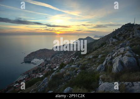 Dieser Blick auf Dubrovnik wurde auf dem Weg zur Seilbahn Panorama gemacht. Stockfoto
