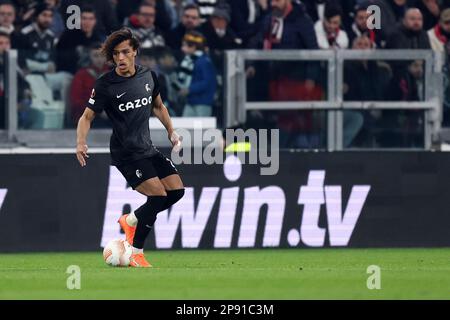 Kiliann Sildillia von SC Freiburg kontrolliert den Ball während der UEFA Europa League-Runde von 16 ersten Teilchen zwischen dem FC Juventus und dem FC Freiburg im Allianz-Stadion am 9 2023. März in Turin, Italien . Stockfoto