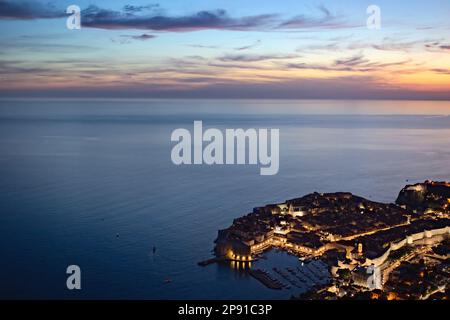 Dieser Blick auf Dubrovnik wurde auf dem Weg zur Seilbahn Panorama gemacht. Stockfoto