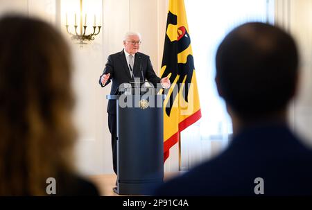 Berlin, Deutschland. 10. März 2023. Der deutsche Präsident Frank-Walter Steinmeier spricht anlässlich des 50. Jahrestags der Gründung der israelischen Universität auf einem gemeinsamen Empfang mit dem Deutschen Sponsorenverband der Universität Haifa im Schloss Bellevue. Mit mehr als 18.000 Studenten ist die Universität von Haifa Israels drittgrößte Universität. Juden und Nichtjuden studieren dort zusammen in einer Atmosphäre der Toleranz und des gegenseitigen Respekts. Kredit: Bernd von Jutrczenka/dpa/Alamy Live News Stockfoto