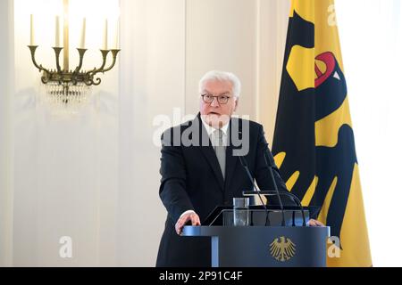 Berlin, Deutschland. 10. März 2023. Der deutsche Präsident Frank-Walter Steinmeier spricht anlässlich des 50. Jahrestags der Gründung der israelischen Universität auf einem gemeinsamen Empfang mit dem Deutschen Sponsorenverband der Universität Haifa im Schloss Bellevue. Mit mehr als 18.000 Studenten ist die Universität von Haifa Israels drittgrößte Universität. Juden und Nichtjuden studieren dort zusammen in einer Atmosphäre der Toleranz und des gegenseitigen Respekts. Kredit: Bernd von Jutrczenka/dpa/Alamy Live News Stockfoto