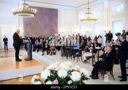 Berlin, Deutschland. 10. März 2023. Der deutsche Präsident Frank-Walter Steinmeier spricht anlässlich des 50. Jahrestags der Gründung der israelischen Universität auf einem gemeinsamen Empfang mit dem Deutschen Sponsorenverband der Universität Haifa im Schloss Bellevue. Mit mehr als 18.000 Studenten ist die Universität von Haifa Israels drittgrößte Universität. Juden und Nichtjuden studieren dort zusammen in einer Atmosphäre der Toleranz und des gegenseitigen Respekts. Kredit: Bernd von Jutrczenka/dpa/Alamy Live News Stockfoto