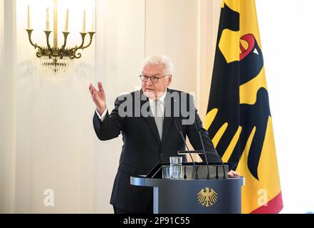 Berlin, Deutschland. 10. März 2023. Der deutsche Präsident Frank-Walter Steinmeier spricht anlässlich des 50. Jahrestags der Gründung der israelischen Universität auf einem gemeinsamen Empfang mit dem Deutschen Sponsorenverband der Universität Haifa im Schloss Bellevue. Mit mehr als 18.000 Studenten ist die Universität von Haifa Israels drittgrößte Universität. Juden und Nichtjuden studieren dort zusammen in einer Atmosphäre der Toleranz und des gegenseitigen Respekts. Kredit: Bernd von Jutrczenka/dpa/Alamy Live News Stockfoto