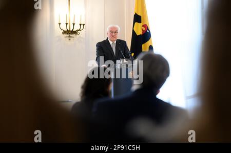 Berlin, Deutschland. 10. März 2023. Der deutsche Präsident Frank-Walter Steinmeier spricht anlässlich des 50. Jahrestags der Gründung der israelischen Universität auf einem gemeinsamen Empfang mit dem Deutschen Sponsorenverband der Universität Haifa im Schloss Bellevue. Mit mehr als 18.000 Studenten ist die Universität von Haifa Israels drittgrößte Universität. Juden und Nichtjuden studieren dort zusammen in einer Atmosphäre der Toleranz und des gegenseitigen Respekts. Kredit: Bernd von Jutrczenka/dpa/Alamy Live News Stockfoto