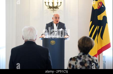 Berlin, Deutschland. 10. März 2023. Ron Robin, Präsident der Universität Haifa, spricht anlässlich des 50. Gründungstages der israelischen Universität auf einem gemeinsamen Empfang des deutschen Präsidenten und des Deutschen Patronenverbandes der Universität Haifa im Schloss Bellevue. Mit mehr als 18.000 Studenten ist die Universität von Haifa Israels drittgrößte Universität. Juden und Nichtjuden studieren dort zusammen in einer Atmosphäre der Toleranz und des gegenseitigen Respekts. Kredit: Bernd von Jutrczenka/dpa/Alamy Live News Stockfoto