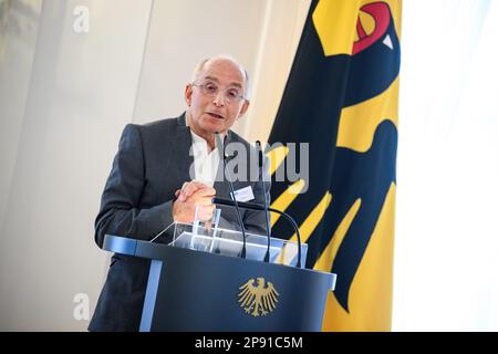 Berlin, Deutschland. 10. März 2023. Ron Robin, Präsident der Universität Haifa, spricht anlässlich des 50. Jahrestags der Gründung der israelischen Universität auf einem gemeinsamen Empfang des deutschen Präsidenten und des Deutschen Patronenverbandes der Universität Haifa im Schloss Bellevue. Mit mehr als 18.000 Studenten ist die Universität von Haifa Israels drittgrößte Universität. Juden und Nichtjuden studieren dort zusammen in einer Atmosphäre der Toleranz und des gegenseitigen Respekts. Kredit: Bernd von Jutrczenka/dpa/Alamy Live News Stockfoto